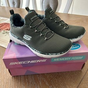 Size 7 1/2 women’s Sketcher sneakers gently worn